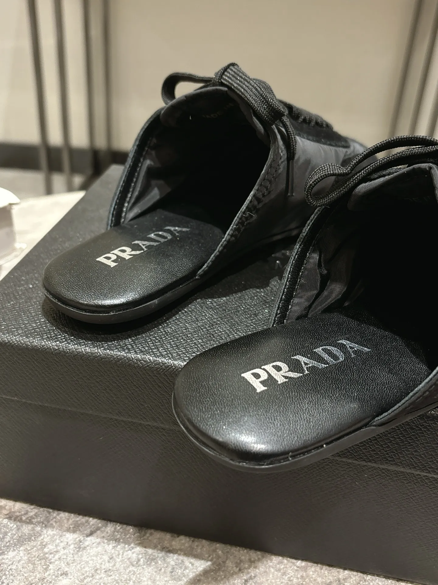 👟👟Ex-factory price 502👟👟 Prada Prada spring and summer show thin-soled moral training shoes for women. The 25ss show style item with the highest export rate. The suede upper has a texture, and the inner sheepskin is wrapped. It is soft and waxy. The insole is thickened with lambskin. It is extremely comfortable to step on, has a sense of support, and feels well wrapped. The shoe shape is full of wrapping, light, easy to wear and practical, a casual shoe, original molded rubber outsole Size: 35-39 (40 41 customized, non-refundable)